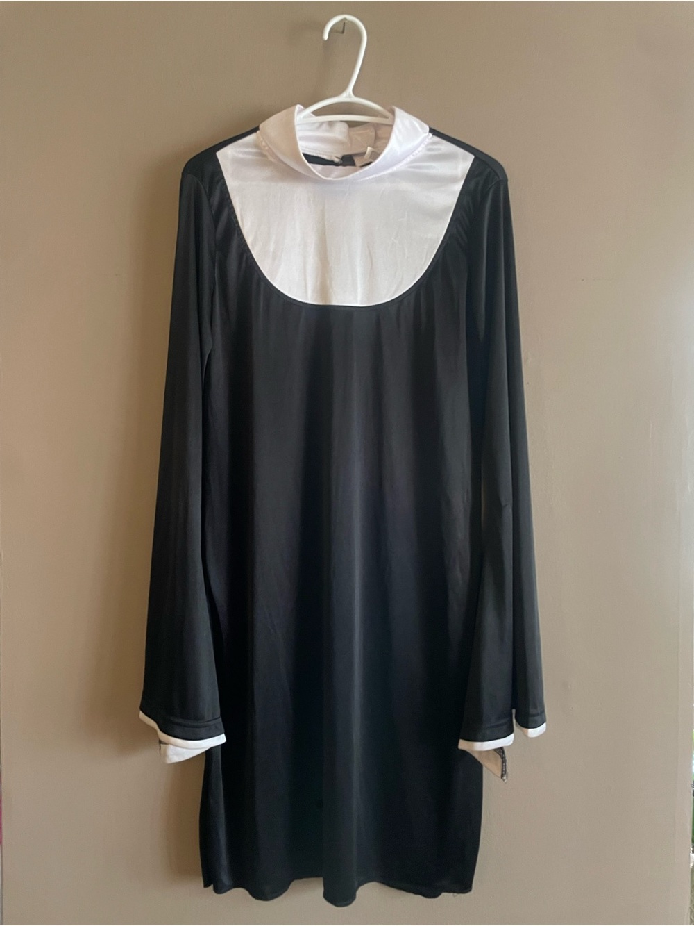 Nun Halloween Black & White Long-Sleeve Tunic & Head Piece – Size 14/16 GUC